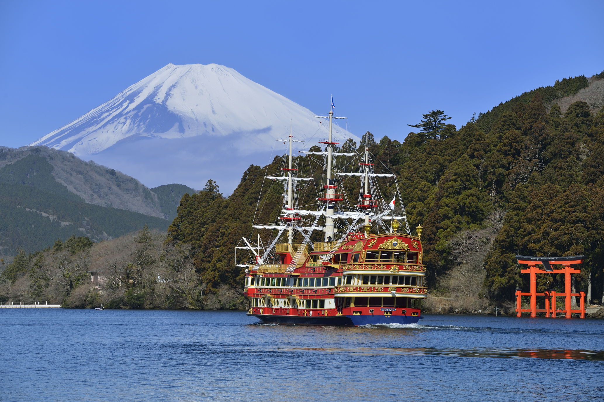 Sightseeing cruise in Hakone